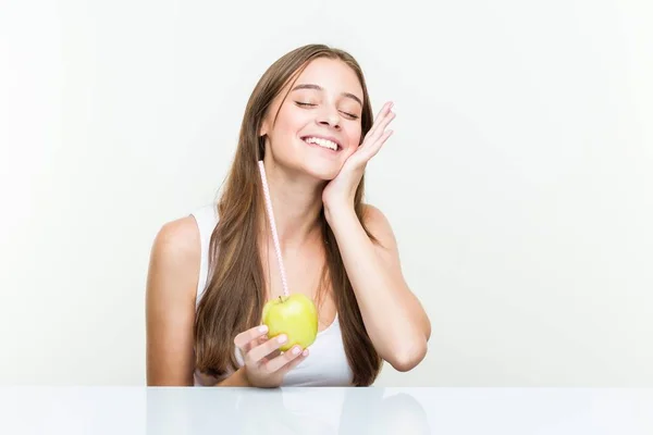 Junge Kaukasische Frau Die Einen Apfel Mit Strohhalm Trinkt Konzept — Stockfoto