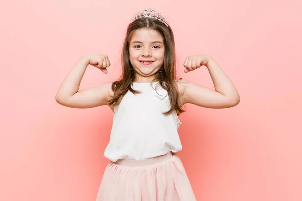 Malá Holčička Která Nosí Princeznu Ukazuje Silné Gesto Zbraněmi Symbolem — Stock fotografie