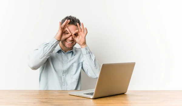 Jonge Knappe Man Werken Met Zijn Laptop Tonen Oke Teken — Stockfoto