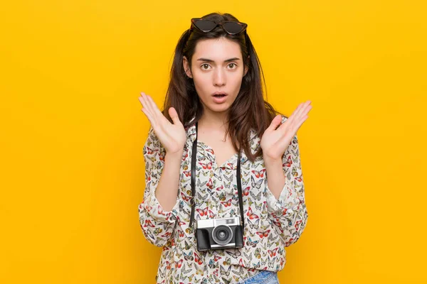 Junge Brünette Reisende Frau Überrascht Und Schockiert — Stockfoto