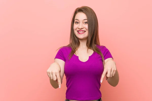 Молодая Латиноамериканка Розовой Стены Указывает Пальцами Вниз Позитивное Чувство — стоковое фото