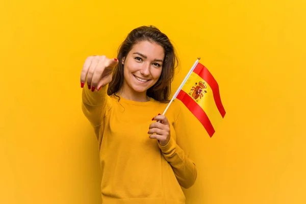Mladá Evropská Žena Držící Španělskou Vlajku Veselé Úsměvy Ukazující Přední — Stock fotografie