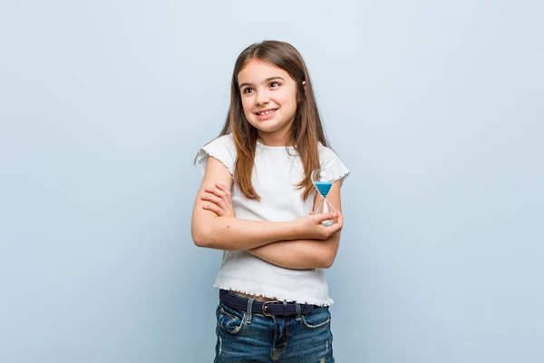 Pequeña Chica Caucásica Sosteniendo Reloj Arena Sonriendo Confiado Con Los — Foto de Stock