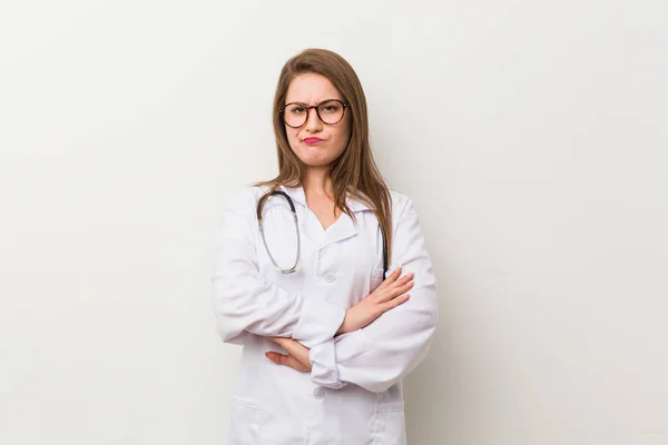 Giovane Donna Medico Contro Muro Bianco Infelice Guardando Macchina Fotografica — Foto Stock