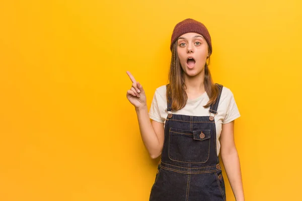 Young Hipster Woman Pointing Side — Stock Photo, Image