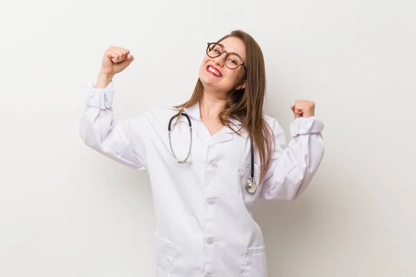 Jonge Dokter Vrouw Tegen Een Witte Muur Het Verhogen Van — Stockfoto