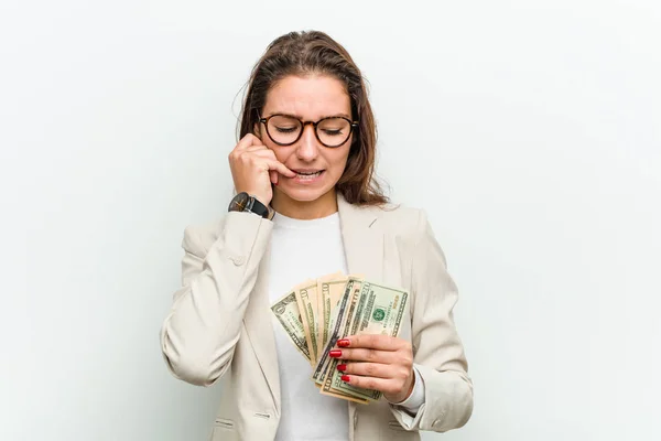 Jovem Empresária Europeia Segurando Notas Dólar Mordendo Unhas Nervosa Muito — Fotografia de Stock