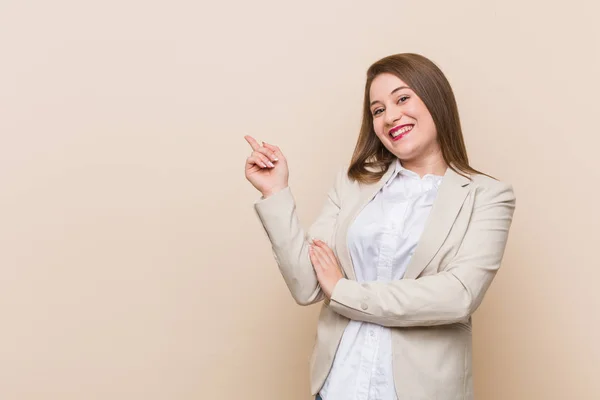 Jovem Mulher Negócios Sorrindo Alegremente Apontando Com Dedo Indicador Distância — Fotografia de Stock