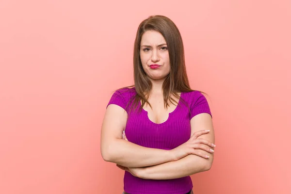 Jeune Femme Hispanique Contre Mur Rose Malheureux Regardant Caméra Avec — Photo