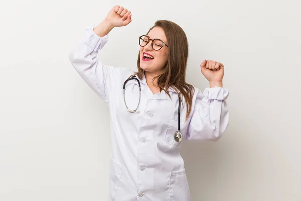 Jonge Dokter Vrouw Tegen Een Witte Muur Vieren Een Speciale — Stockfoto