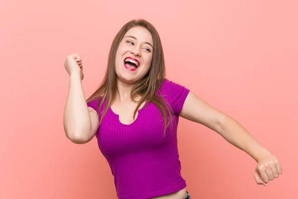 Young Hispanic Woman Pink Wall Dancing Having Fun — Stock Photo, Image