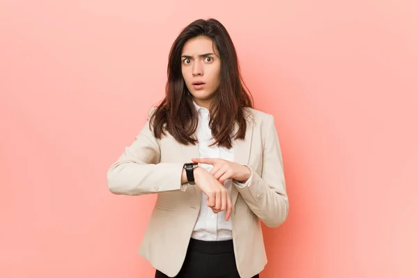 Joven Mujer Caucásica Pensando Tiempo — Foto de Stock