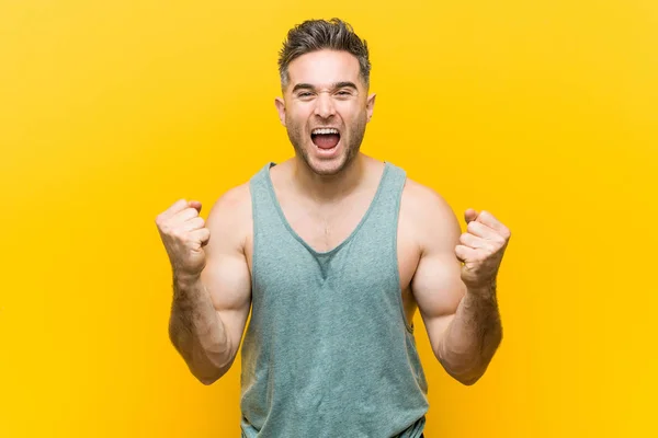 Homem Fitness Jovem Contra Fundo Amarelo Torcendo Despreocupado Animado Conceito — Fotografia de Stock