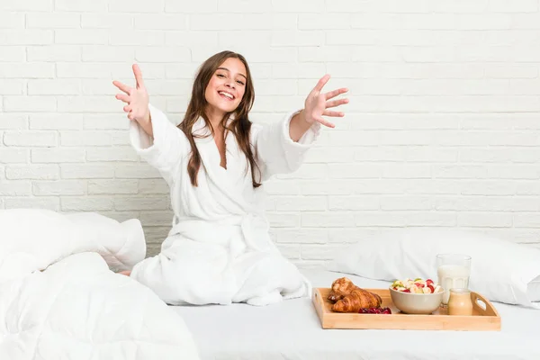 Jonge Blanke Vrouw Het Bed Voelt Zelfverzekerd Het Geven Van — Stockfoto