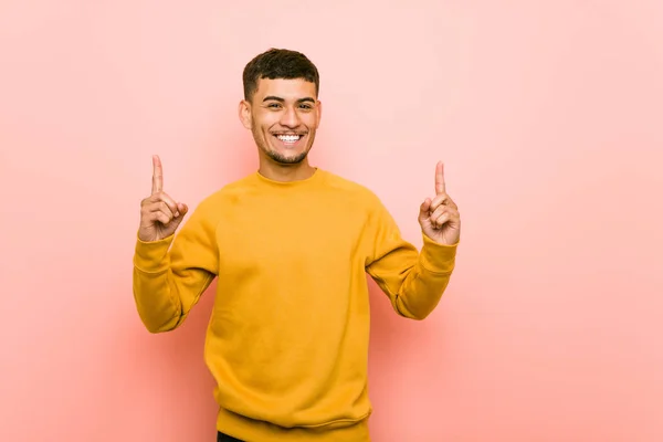 Jeune Homme Hispanique Indique Avec Les Deux Doigts Avant Montrant — Photo