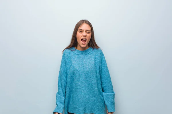 Jovem Mulher Bonita Vestindo Uma Camisola Azul Gritando Muito Irritado — Fotografia de Stock