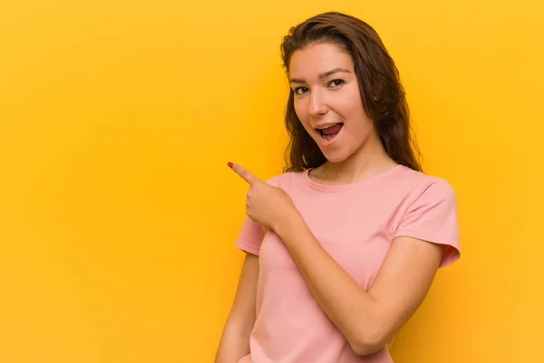 Mujer Europea Joven Aislada Sobre Fondo Amarillo Sonriendo Señalando Lado —  Fotos de Stock