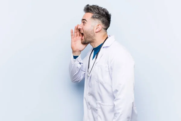 Jovem Bonito Médico Homem Gritando Segurando Palma Perto Boca Aberta — Fotografia de Stock