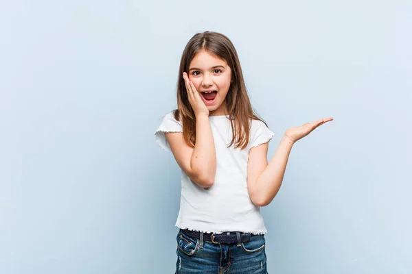 Ragazza Carina Tiene Spazio Copia Una Palma Tenga Mano Sopra — Foto Stock