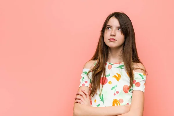 Girl Wearing Summer Clothes Red Wall Tired Repetitive Task — Stock Photo, Image