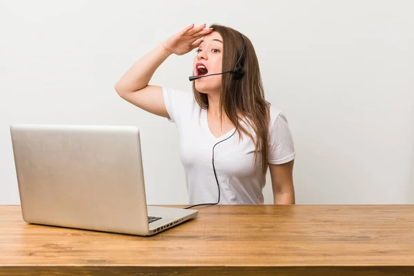 Junge Telemarketerin Blickt Weit Weg Und Hält Die Hand Auf — Stockfoto