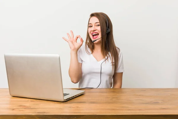 Junge Telemarketerin Zwinkert Und Hält Eine Okay Geste Mit Der — Stockfoto