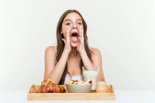 Young Caucasian Woman Having Breakfast Shouting Excited Front — Stock Photo, Image