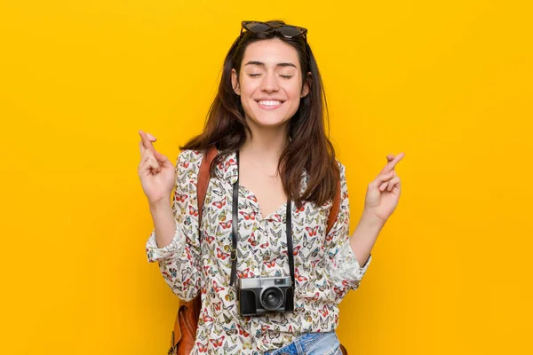 幸運を持っているために指を横切る若いブルネット旅行者の女性 — ストック写真
