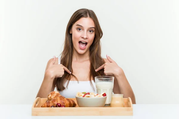 Jeune Femme Caucasienne Prendre Petit Déjeuner Surpris Pointant Vers Lui — Photo