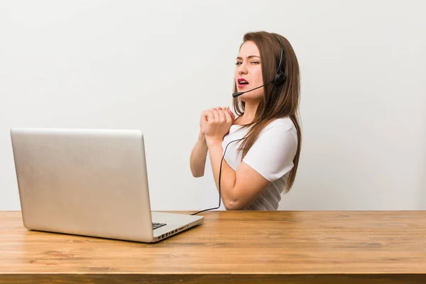 Junge Telemarketerin Angst Und Schrecken Versetzt — Stockfoto