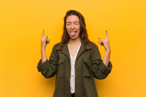 Jonge Europese Vrouw Geïsoleerd Gele Achtergrond Toont Rock Gebaar Met — Stockfoto