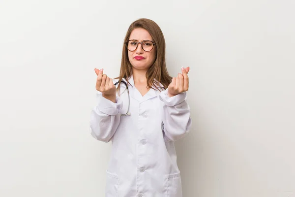 Jonge Dokter Vrouw Tegen Een Witte Muur Waaruit Blijkt Dat — Stockfoto