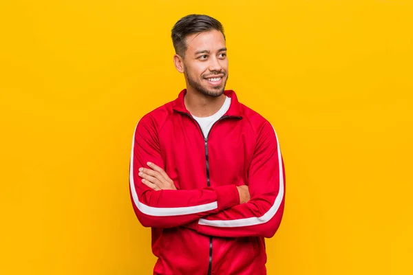 Jovem Filipino Fitness Homem Sorrindo Confiante Com Braços Cruzados — Fotografia de Stock