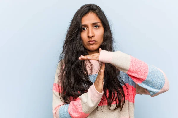 Młoda Moda Indyjska Kobieta Pokazuje Gest Przekroczenia Limitu Czasu — Zdjęcie stockowe