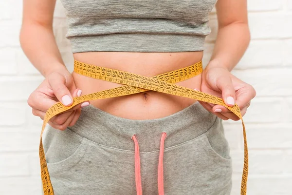 Young Caucasian Woman Measuring Her Waist — Stock Photo, Image