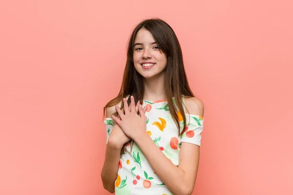 Girl Wearing Summer Clothes Red Wall Has Friendly Expression Pressing — Stock Photo, Image