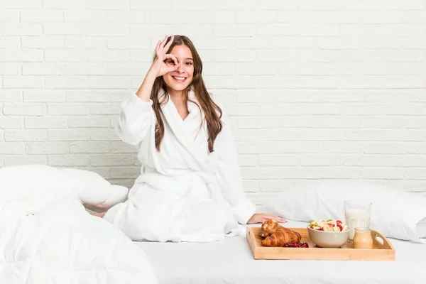 Jonge Blanke Vrouw Het Bed Opgewonden Houden Gebaar Het Oog — Stockfoto