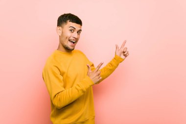 Genç İspanyol adam bir kopya alanı için işaret eden, heyecan ve arzu ifade.