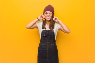 Genç hipster kadın elleri ile kulakları kapsayan