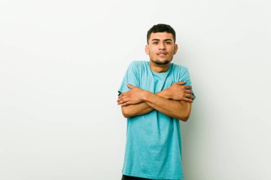 Genç İspanyol adam düşük sıcaklık veya bir hastalık nedeniyle soğuk gidiyor.