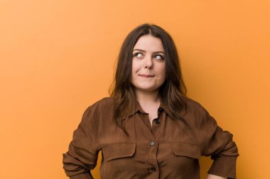 Genç kıvrımlı Rus kadın karışık, şüpheli ve emin hissediyor.