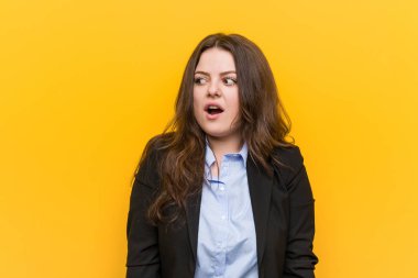 Genç artı boyutu kafkas iş kadını gördüğü bir şey yüzünden şok oluyor.