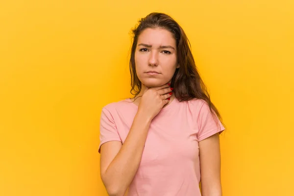 Genç Avrupalı Kadın Sarı Arka Plan Üzerinde Izole Bir Virüs — Stok fotoğraf