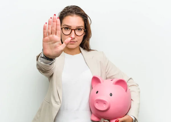 Joven Mujer Negocios Europea Sosteniendo Una Alcancía Pie Con Mano — Foto de Stock