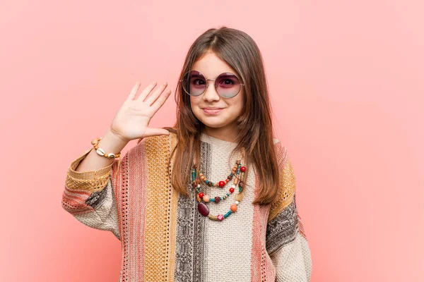 Little Hippie Girl Leende Glada Visar Nummer Fem Med Fingrarna — Stockfoto