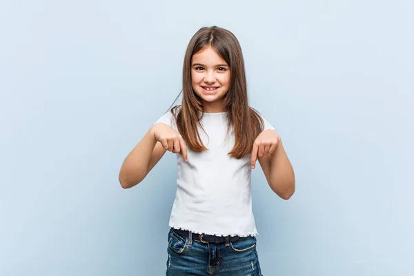 Menina Bonito Aponta Para Baixo Com Dedos Sentimento Positivo — Fotografia de Stock