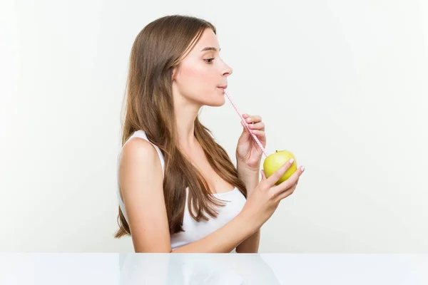 年轻的白种女人用稻草喝苹果 健康生活理念 — 图库照片