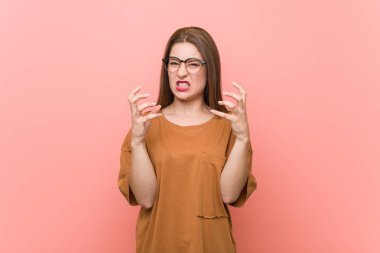 Gözlük takan genç öğrenci kadın gergin elleriyle çığlık ları alt üst etti.