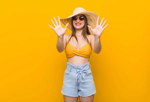 Mulher Branca Jovem Usando Chapéu Palha Olhar Verão Mostrando Número — Fotografia de Stock