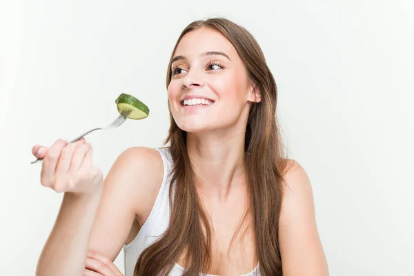 Joven Mujer Caucásica Comiendo Pepino Sonriendo Confiado Con Los Brazos — Foto de Stock